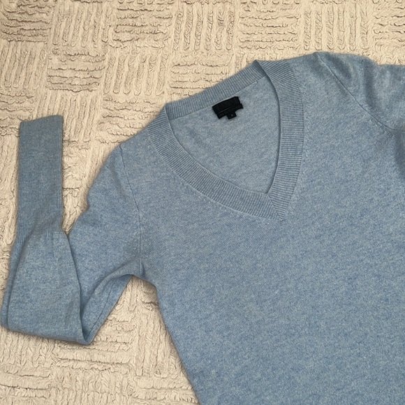 J. Crew long sleeve n-neck blue sweater, 100% cashmere, Size Small - Picture 12 of 16